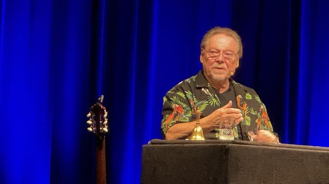 Niemand sonst trägt Hawaiihemden stilvoller auf der Bühne als Jürgen von der Lippe. FOTO: RUOF Niemand sonst trägt Hawaiihemden stilvoller auf der Bühne als Jürgen von der Lippe. FOTO: RUOF