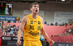 Zuletzt krank, jetzt wieder im MannschaftsTrainingder Tübinger: Tigers-Kapitän Till Jönke.  FOTO: FRANK/EIBNER