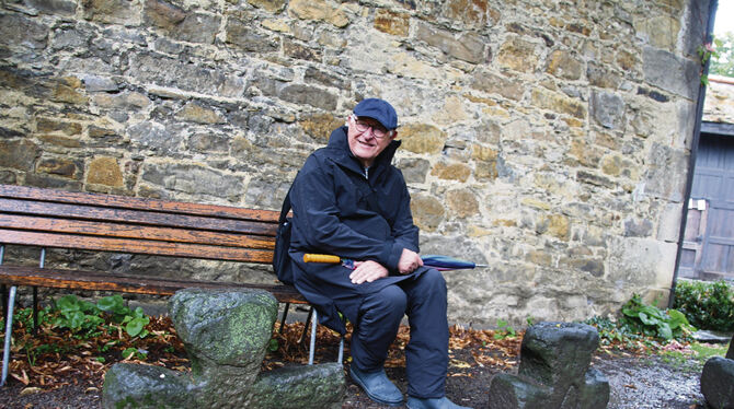 Rainer Krimmel vertieft sich für seine Führung gerne in historische Bücher.