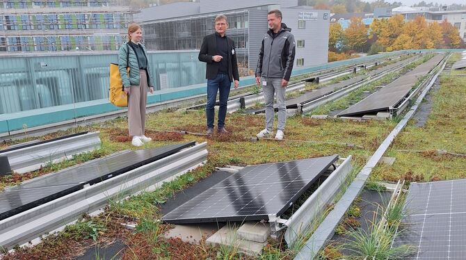 Photovoltaik Nur wenige Dächer des Klinikums eignen sich für Photovoltaik-Anlagen, erklären Mareike Freund, Holger Diemer und Johannes Birkle