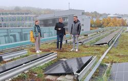 Nur wenige Dächer des Klinikums eignen sich für Photovoltaik-Anlagen, erklären Mareike Freund, Holger Diemer und Johannes Birkle