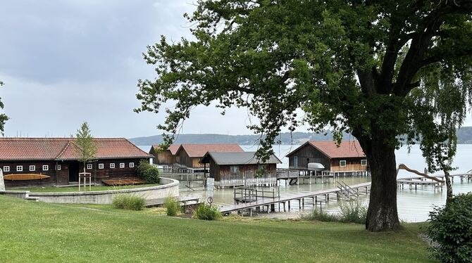 Unbedingt anschauen: Das denkmalgeschützte Freibad Feldafing am Starnberger See. Einst soll Kaiserin Sissi an dieser Stelle geb
