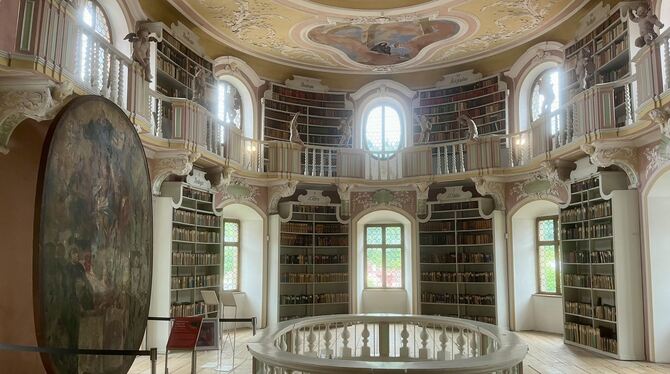 Die Bibliothek des Klosters St. Mang beeindruckt mit ihrem ovalen Innenraum. Die Bibliothek des Klosters St. Mang beeindruckt mit ihrem ovalen Innenraum.
