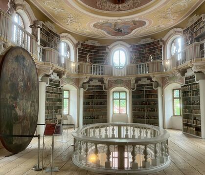 Die Bibliothek des Klosters St. Mang beeindruckt mit ihrem ovalen Innenraum.