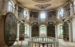 Die Bibliothek des Klosters St. Mang beeindruckt mit ihrem ovalen Innenraum.