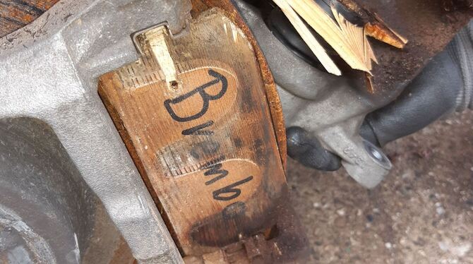 »Lebensgefährliche« Bremsklötze aus Holz an Luxus-SUV »Lebensgefährliche« Bremsklötze aus Holz an Luxus-SUV