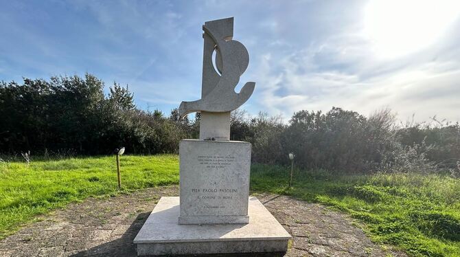 Denkmal für italienischen Filmregisseur Pier Paolo Pasolini Denkmal für italienischen Filmregisseur Pier Paolo Pasolini
