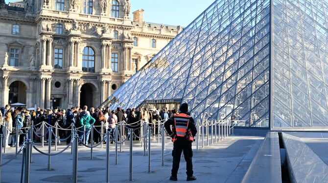 Nach Raubüberfall auf Louvre in Paris