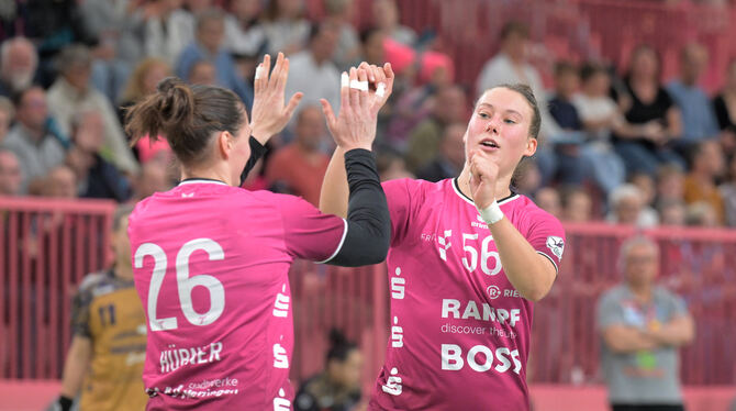 Die beiden Hübners - Svenja (links) und Carolin - zeigen beide beim Metzinger Sieg in Abwehr und Angriff eine starke Leistung.