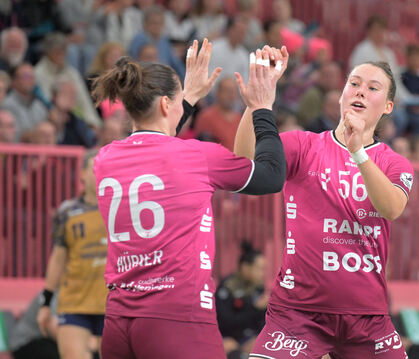 Die beiden Hübners - Svenja (links) und Carolin - zeigen beide beim Metzinger Sieg in Abwehr und Angriff eine starke Leistung.