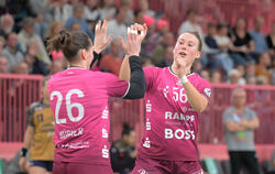 Die beiden Hübners - Svenja (links) und Carolin - zeigen beide beim Metzinger Sieg in Abwehr und Angriff eine starke Leistung.