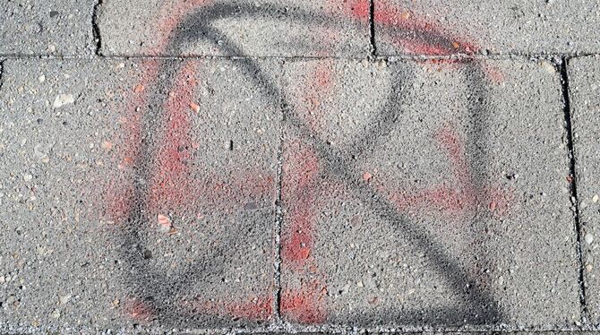 Übermalte Hakenkreuz-Schmiererei