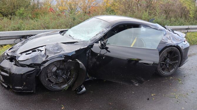 Porsche prallt gegen Leitplanke - Totalschaden