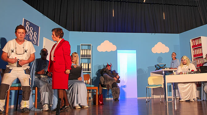 Beim Jüngsten Gericht würde Luise Holme (Sabine Külschbach, links) ihren Mann Wilhelm (Thomas Linster) gar zu gerne in die Hölle