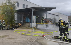 Auf der Laderampe des Rewe-Supermarktes in Bodelshausen war ein Feuer ausgebrochen
