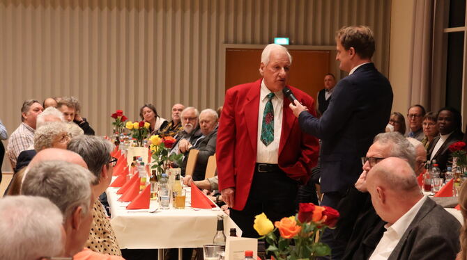 IG Metall Ehrungen Gerhard Klein erzählt dem Publikum, wie er vor 75 Jahren zur IG Metall kam. Am Mikrofon Kai Lamparter, zweite bevollmächtigter G