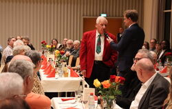 Gerhard Klein erzählt dem Publikum, wie er vor 75 Jahren zur IG Metall kam. Am Mikrofon Kai Lamparter, zweite bevollmächtigter G