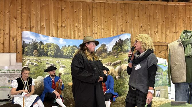 Schön & Gut Jungschäferin Ann-Kathrin Kitzinger (links) im Gespräch mit Anette Wohlfahrt.