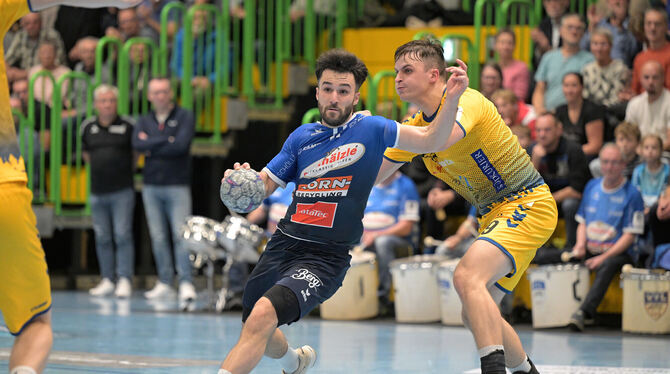 Glänzt mit einer Top-Leistung: Pfullingens Blitz-Zugang Felix Zeiler (mit Ball). Rechts: Jo Knipp von der HSG Konstanz.