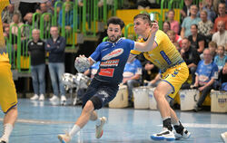 Glänzt mit einer Top-Leistung: Pfullingens Blitz-Zugang Felix Zeiler (mit Ball). Rechts: Jo Knipp von der HSG Konstanz.