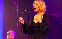 Louisa Lyne singt Leonard Cohen im franz.K.