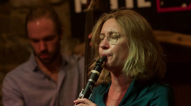 Jazzkonzert Rebecca Trescher spielt die Klarinette lyrisch, durchzogen von einer leisen Melancholie.