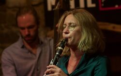 Rebecca Trescher spielt die Klarinette lyrisch, durchzogen von einer leisen Melancholie.