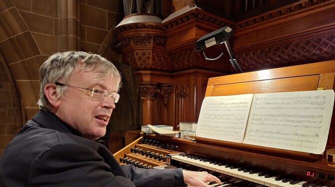 Klangpracht und Virtuosität: Torsten Wille an der Orgel der Reutlinger Marienkirche.