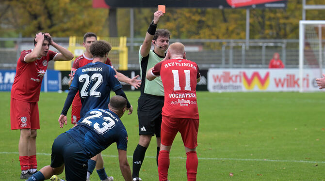 Baden-Wuerttemberg, Fussball, Maenner, OL, Oberliga, Saison 2025/26, wfv Schiedsrichter Niklas Straßer zeigt Leander Vochatzer die Rote Karte.