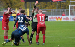 Schiedsrichter Niklas Straßer zeigt Leander Vochatzer die Rote Karte.