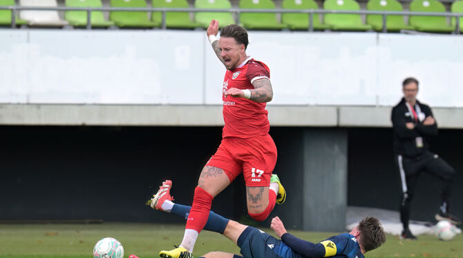 Baden-Wuerttemberg, Fussball, Maenner, OL, Oberliga, Saison 2025/26, wfv Moritz Kuhn (rotes Trikot), der zum ersten Mal beim SSV in der Startformation stand, im Zweikampf mit dem Karlsruher Fynn Geigle