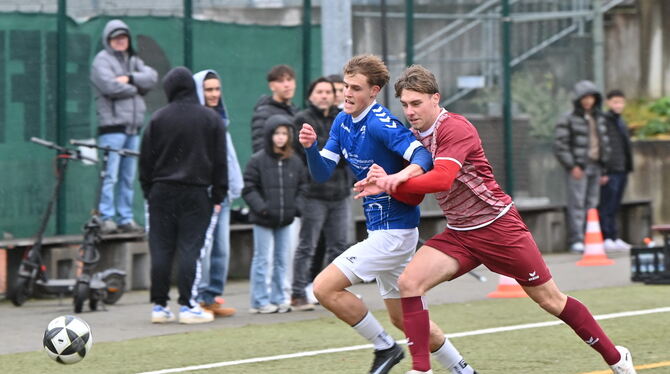 Bezirksliga Alb SG Reutlingen Vfl Pfullingen 2 Die Pfullinger Zweite mit Joshua Haid (links) lassen der SG Reutlingen um Alessio Dayanir keine Chance.