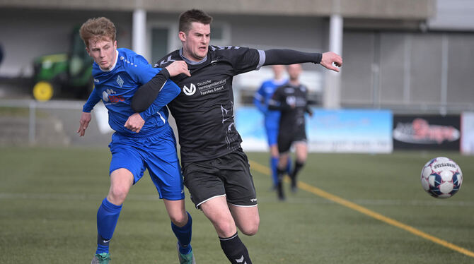 Erzielt sein drittes Saisontor: VfL-Angreifer Alex Ripas (rechts). FOTO: T.BAUR/EIBNER Erzielt sein drittes Saisontor: VfL-Angreifer Alex Ripas (rechts). FOTO: T.BAUR/EIBNER