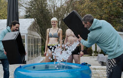 Eisbad-Enthusiastin Katharina Dodik auf dem Weg ins kalte Wasser.