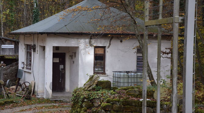 Natursteinpark, Wachhäuschen Ein Wachhäuschen samt Stacheldrahtzaun auf dem Gelände des Natursteinparks. Die Anlagen erinnern an die frühere Nutzung des Gel