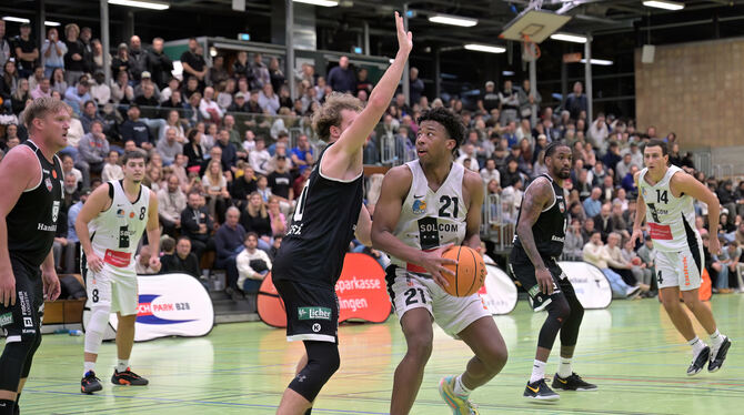 Erzielt erneut über 20 Punkte: Ravens-Topscorer Miles Mallory (rechts).
