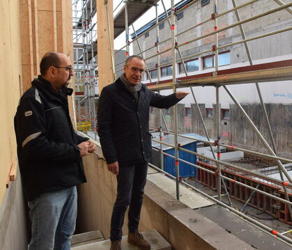 Salvatore Balestre vom Kirchentellinsfurter Bauamt und Bürgermeister Bernd Haug auf der Baustelle am Feuerwehrhaus.