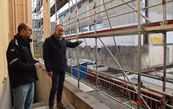 Salvatore Balestre vom Kirchentellinsfurter Bauamt und Bürgermeister Bernd Haug auf der Baustelle am Feuerwehrhaus.