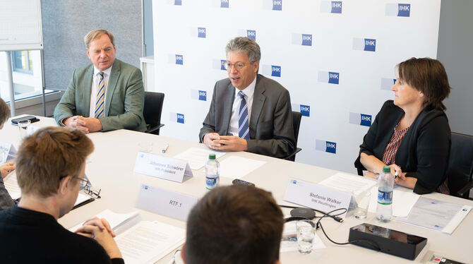 Johannes Schwörer (Mitte)  blickte auf seine ersten 100 Tage als Präsident der Industrie- und Handelskammer (IHK) Reutlingen zur