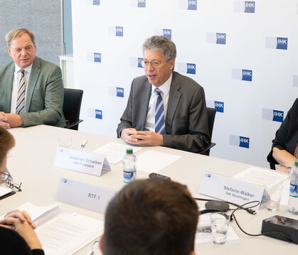 Johannes Schwörer (Mitte)  blickte auf seine ersten 100 Tage als Präsident der Industrie- und Handelskammer (IHK) Reutlingen zur