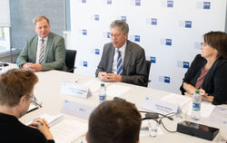 Johannes Schwörer (Mitte)  blickte auf seine ersten 100 Tage als Präsident der Industrie- und Handelskammer (IHK) Reutlingen zur