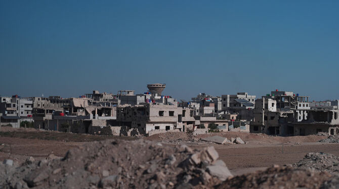Während des Bürgerkriegs zerbombte Häuser sind auf der Fahrt von Außenminister Wadephul zu einem humanitären Projekt in Harasta