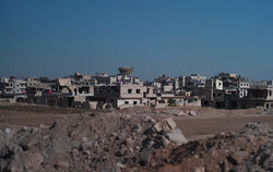 Während des Bürgerkriegs zerbombte Häuser sind auf der Fahrt von Außenminister Wadephul zu einem humanitären Projekt in Harasta