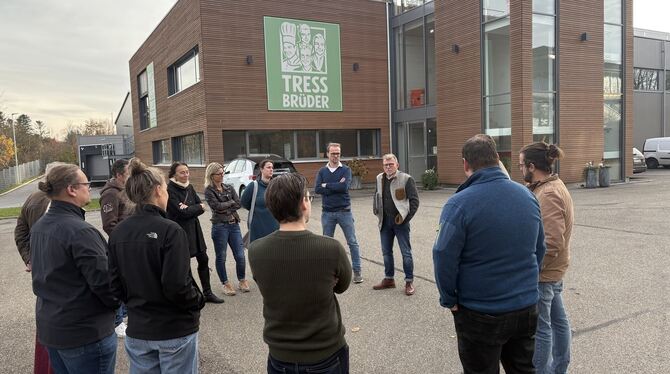 Der Gemeinderat Münsingen besuchte die Produktionsstätte der Tress Brüder in Gauingen um zu sehen, wo das Schulessen herkommt.