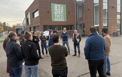 Der Gemeinderat Münsingen besuchte die Produktionsstätte der Tress Brüder in Gauingen um zu sehen, wo das Schulessen herkommt.