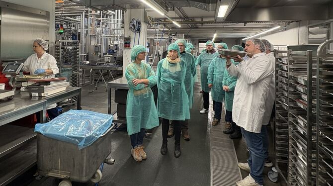 Gemeinderat Münsingen Dominik Tress (rechts) erläutert einzelne Produktionsschritte.