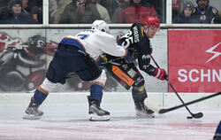 Remi Morris (rechts) setzt sich gegen den Pforzheimer Alex Kepic durch. Für seine Black Eagles erzielt er drei Treffer.