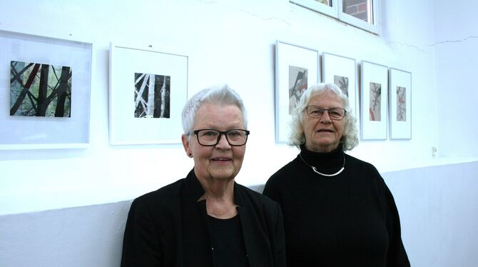 In der Produzentengalerie Pupille: Roswitha Zeeb (links) und Renate Zeeden jeweils vor ihren eigenen Werken.