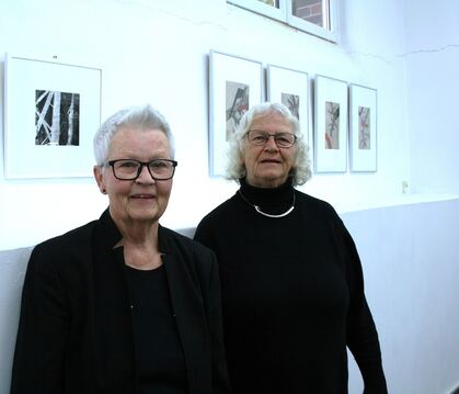In der Produzentengalerie Pupille: Roswitha Zeeb (links) und Renate Zeeden jeweils vor ihren eigenen Werken.