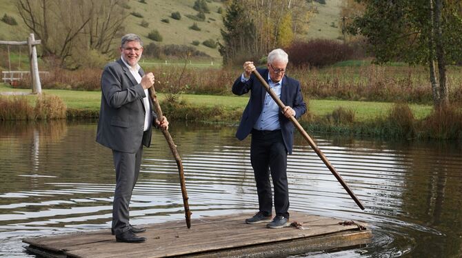 Landrat Ulrich Fiedler und Bürgermeister Klemens Betz mit dem Floß auf dem Gomadinger See, der Dank der Flurneuordnung entstande